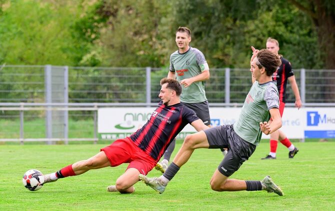 Elias Gamm (rechts) und der SV Kaisersbach konnten Schwaikheims Torjäger Raphael Schreiner kaum stoppen.