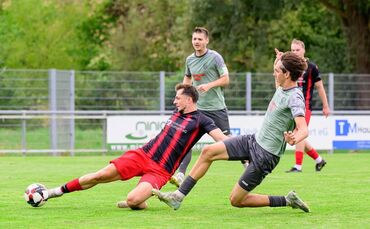 Elias Gamm (rechts) und der SV Kaisersbach konnten Schwaikheims Torjäger Raphael Schreiner kaum stoppen.