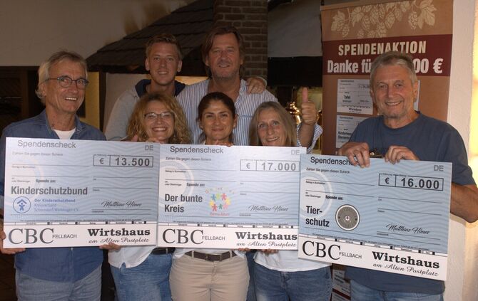 Bei einer Spendenübergabe in Fellbach übergibt CBC-Chef Matthias Hönes (hinten rechts) Spenden in Höhe von 46.000 Euro für gemei