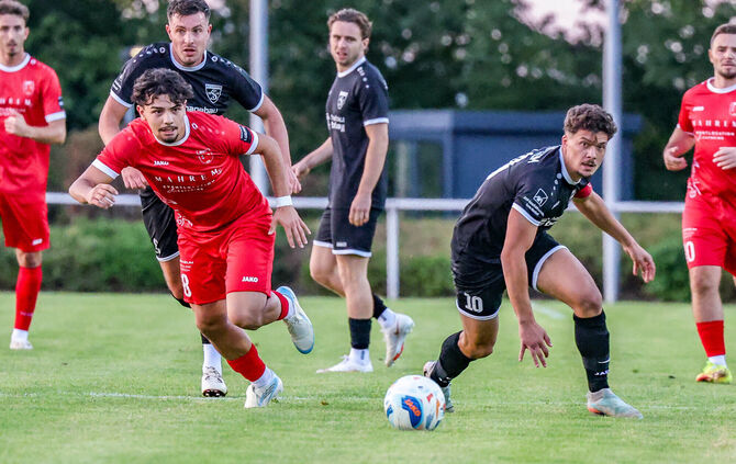 Fellbachs defensiver Mittelfeldspieler Simone Giovanne Doria (links) kämpft gegen Rutesheims Kapitän Maxim-Maurice Russ um den B