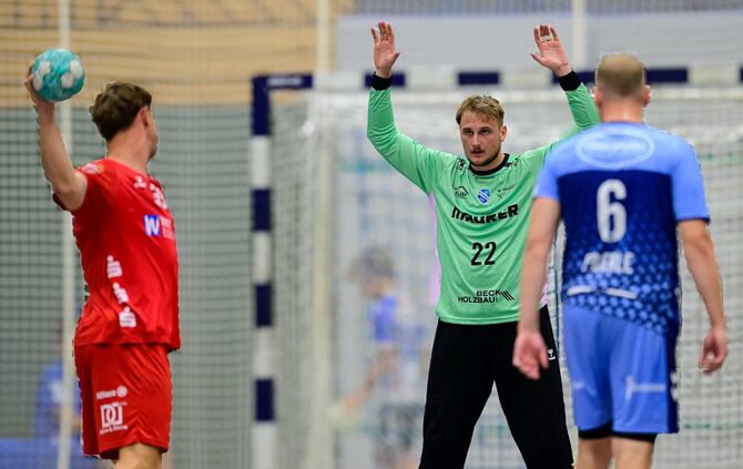 Der TVB-Keeper Nick Lehmann (hier im Spiel gegen Neuhausen, rechts Finn Eberle) zeigte eine starke Leistung, trotzdem reichte es