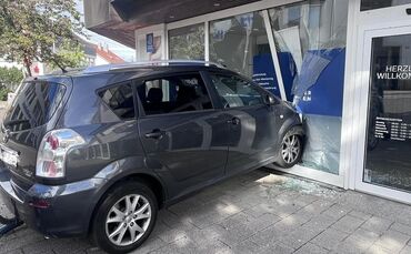 Der Wagen hat die Schaufensterscheibe zerdeppert.