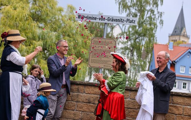 Von links: Bürgermeister Thomas Bernlöhr sowie Andrea Teply und Dieter Frey vom Historischen Verein Welzheim bei der Einweihung.
