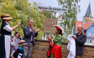 Von links: Bürgermeister Thomas Bernlöhr sowie Andrea Teply und Dieter Frey vom Historischen Verein Welzheim bei der Einweihung.