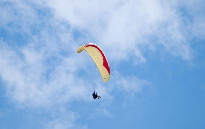 Glück im Unglück hatte ein Gleitschirmflieger. (Symbolbild)