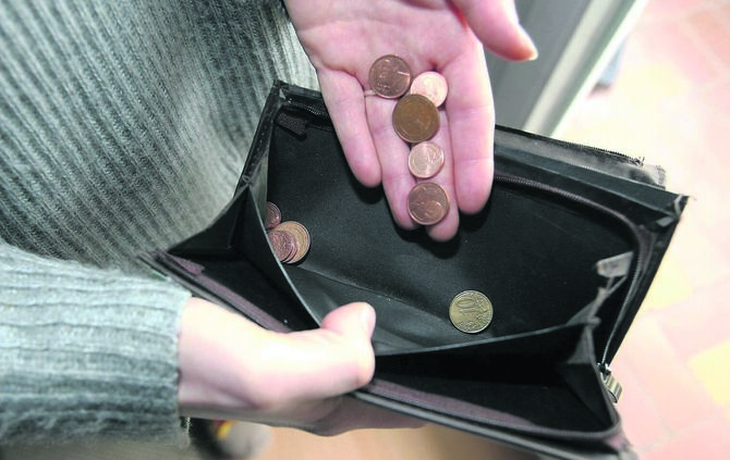 Auch immer mehr Arbeitnehmerinnen und Arbeitnehmer, Arbeitslose, Auszubildende oder Rentner stehen finanziell auf der Kippe. (Sy