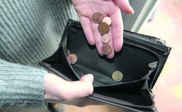 Auch immer mehr Arbeitnehmerinnen und Arbeitnehmer, Arbeitslose, Auszubildende oder Rentner stehen finanziell auf der Kippe. (Sy