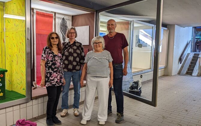 Juno Benoni, Barbara Kastin, Eva Schwanitz und Norbert Ries in der frisch mit Kunstwerken bestückten Unterführung zum Kronenplat