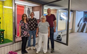 Juno Benoni, Barbara Kastin, Eva Schwanitz und Norbert Ries in der frisch mit Kunstwerken bestückten Unterführung zum Kronenplat