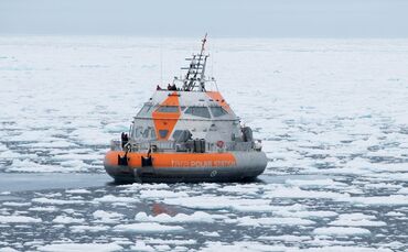 Forschungsschiff "Tara Polar Station" in der Arktis