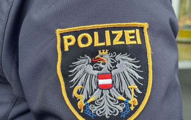 Laut der Polizei stürzte der Mann über einen steilen, felsigen Hang ab. (Symbolbild)