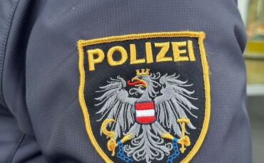 Laut der Polizei stürzte der Mann über einen steilen, felsigen Hang ab. (Symbolbild)