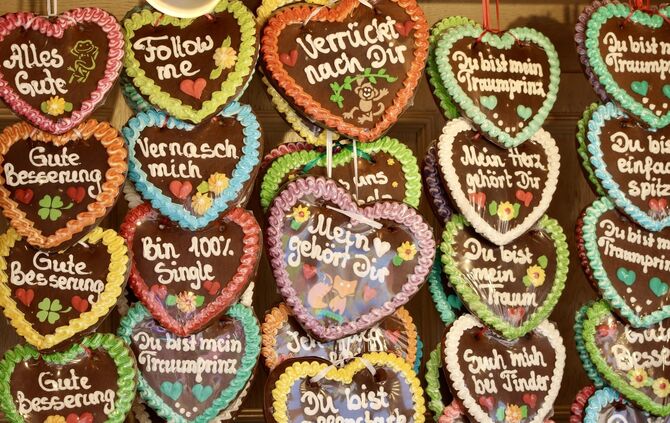 Eine Person finden, der man beim nächsten Wasen-Besuch ein Lebkuchenherz mit kitschiger Aufschrift schenken kann? Die neue Veran