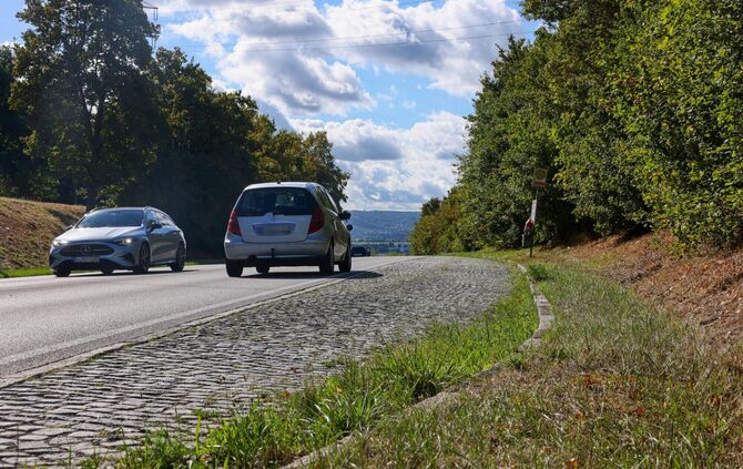 Rechts die Haltebucht der Bushaltestelle "Hegnacher Höhe" in Fahrtrichtung Waiblingen - zwar mit Schild, an dem der Fahrplan aus