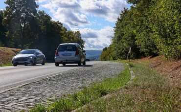 Rechts die Haltebucht der Bushaltestelle "Hegnacher Höhe" in Fahrtrichtung Waiblingen - zwar mit Schild, an dem der Fahrplan aus