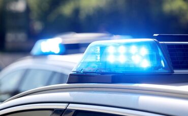 Neben Polizei waren auch Feuerwehr und Rettungsdienst im Einsatz auf der Bundesstraße bei Winnenden.