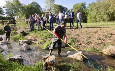 Mitarbeiter der Fischereibehörde Stuttgart durchsuchen den Zipfelbach auf tierische Bewohner.