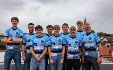 Die Schülergruppe steht in den Startlöchern. Mit dabei: Rüdiger Wolff, stellvertretender Schulleiter (rechts) und Lehrer Tim Küh