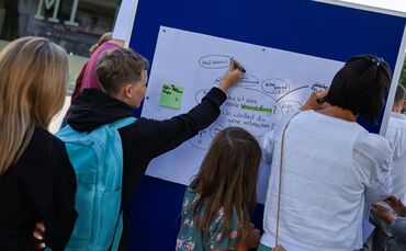 Auf den Pinnwänden können die Kinder und Jugendlichen ihre eigenen Ideen und Verbesserungsvorschläge festhalten.