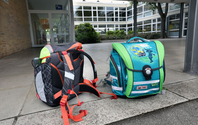 Wichtigste Regel beim Schulranzen-Packen: Schweres an die Rückwand. (Symbolfoto)