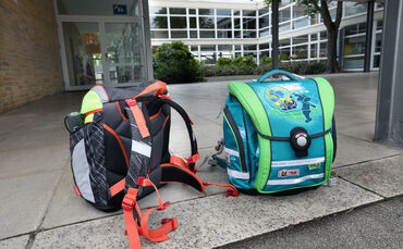 Wichtigste Regel beim Schulranzen-Packen: Schweres an die Rückwand. (Symbolfoto)
