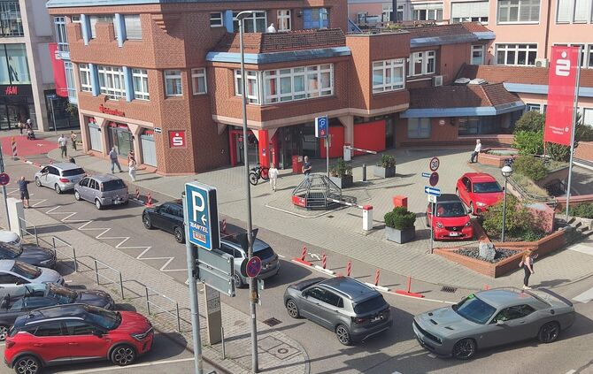 Die geänderte Verkehrsführung in der Wallstraße räumt Fußgängern mehr Raum ein, führt aber immer wieder zu Rückstaus bis auf die