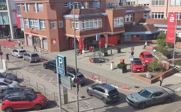 Die geänderte Verkehrsführung in der Wallstraße räumt Fußgängern mehr Raum ein, führt aber immer wieder zu Rückstaus bis auf die