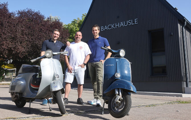 Dolce Vita in Birkmannsweiler! Marc Heidenwag, Steffen Herzog und Matthias Klöpfer sind vernarrt in ihre Vespas - und wünschen s