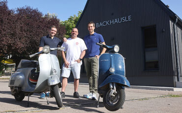 Dolce Vita in Birkmannsweiler! Marc Heidenwag, Steffen Herzog und Matthias Klöpfer sind vernarrt in ihre Vespas - und wünschen s