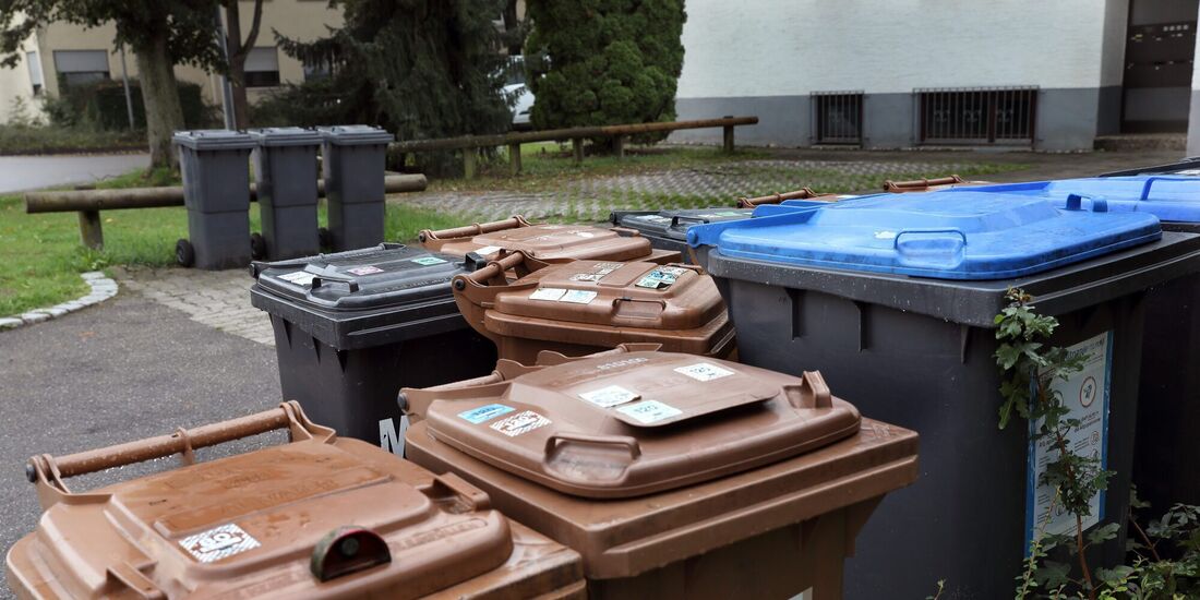 Ach ja, so eine Mülltonnen-Sammlung ist doch was Feines. Und wenn dann alles noch ungeleert bleibt ... (Symbolbild)