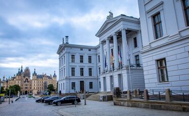 Staatskanzlei Schwerin und Schloss mit Sitz des Landtags