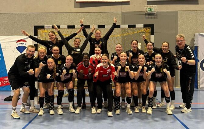 Die weibliche A-Jugend der SG Weinstadt bejubelt nach gelungener Qualifikation den Einzug in die zweithöchste Handball-Liga Deut