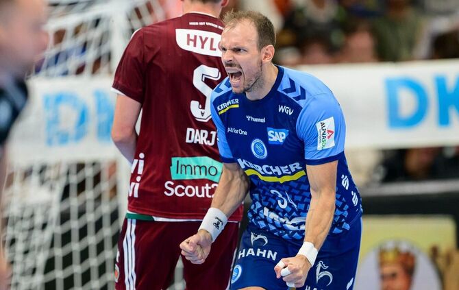 Kai Häfner (hinten der Berliner Max Darj) wird mindestens eine weitere Saison für den TVB Stuttgart jubeln.