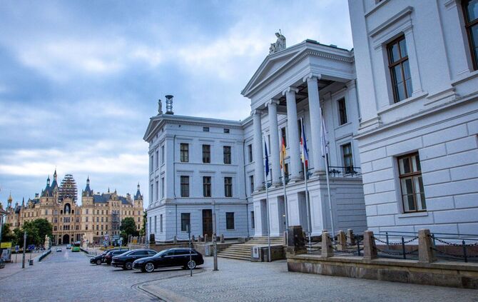 Staatskanzlei Schwerin und Schloss mit Sitz des Landtags