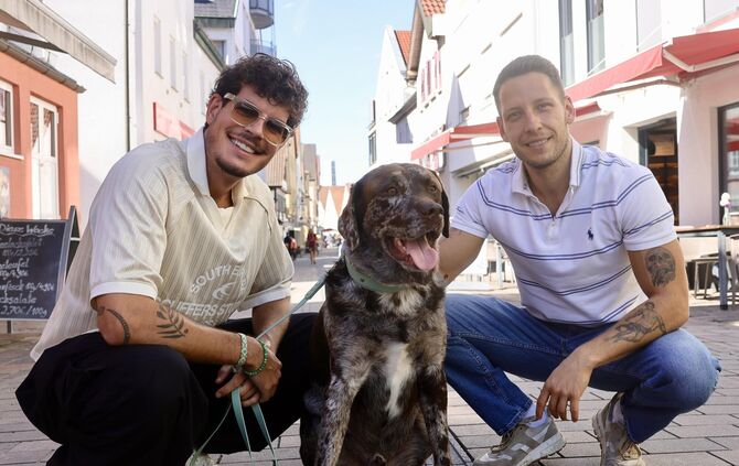 Morice Ziegler (links) und David Tenné mit Hund Milo.