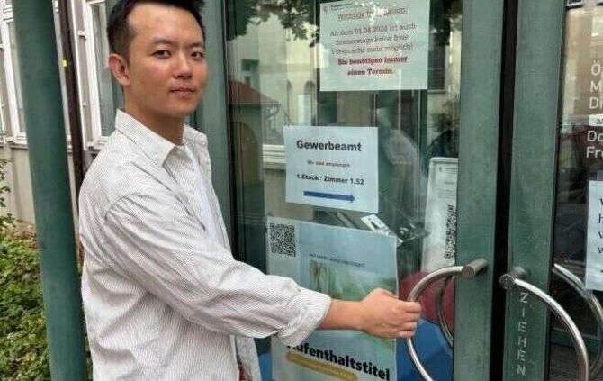 Zezhong Wang am Eingang des Gmünder Ausländeramts