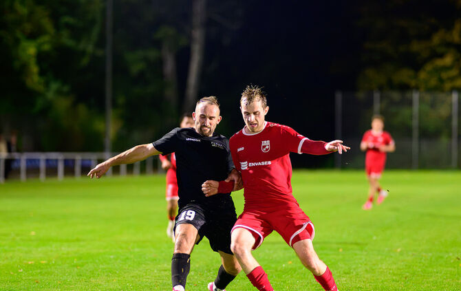 Der Einsatz stimmte, der Ertrag aber nicht: Faton Sylaj und der FSV Waiblingen (in Schwarz) unterliegen gegen die TSG Öhringen.