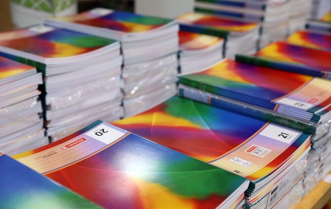 Hefte werden selbst gezahlt. Viel geben Eltern für Schulsachen aus?