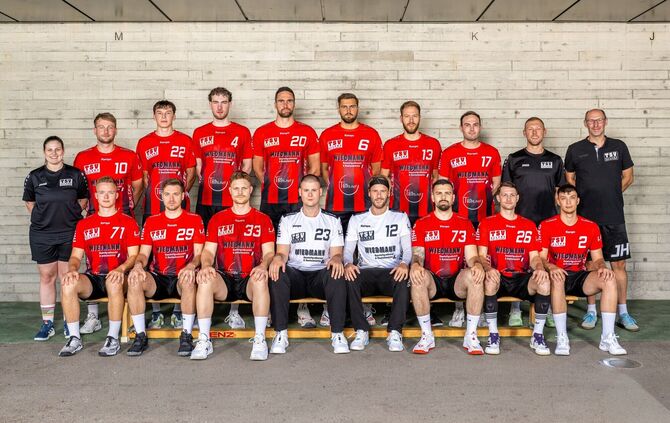 Das Team des TSV Allowa. Hintere Reihe von links: Physio Romy Gimpel, Robin Schuster, Ben Stettner, Vanja Zec, Dominik Weiß, Leo