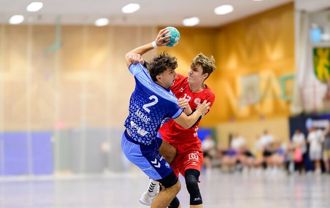 Can Akkoc (mit Ball, hier im Spiel gegen den TSV Neuhausen/Filder) und der TV Bittenfeld II wollen in Erlangen im vierten Spiel