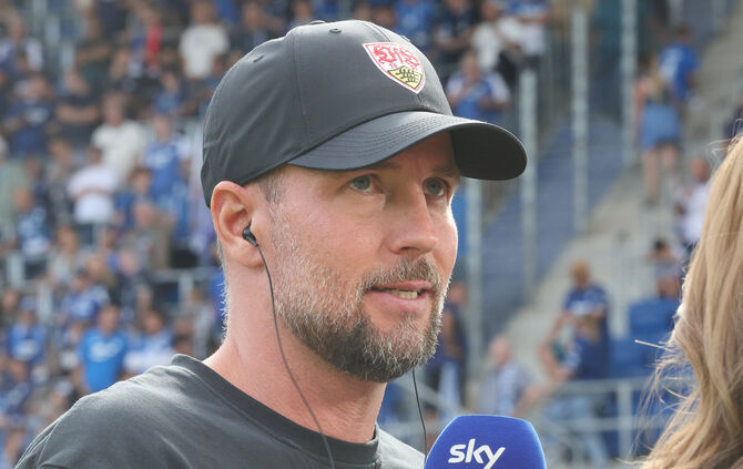 VfB-Trainer Sebastian Hoeneß verfolgt den Neustart bei der Nationalelf mit großem Interesse.