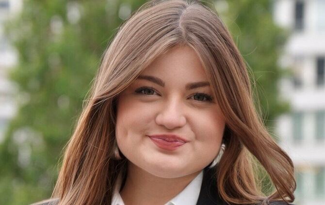 Die 18-jährige Yara D'Addeo setzt sich für mehr weibliche Teilhabe in der Politik ein.