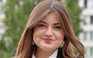 Die 18-jährige Yara D'Addeo setzt sich für mehr weibliche Teilhabe in der Politik ein.