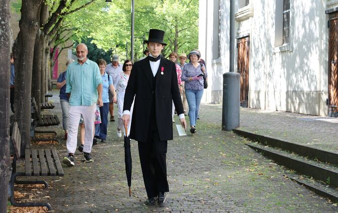 Der Fellbacher Luis Widmann führt durch das Oberdorf.