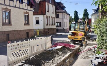 Glasfaserausbau an der Kantstraße. Am Straßenrand parken ist hier nicht möglich. Schulstart hin oder her. Muss das sein?