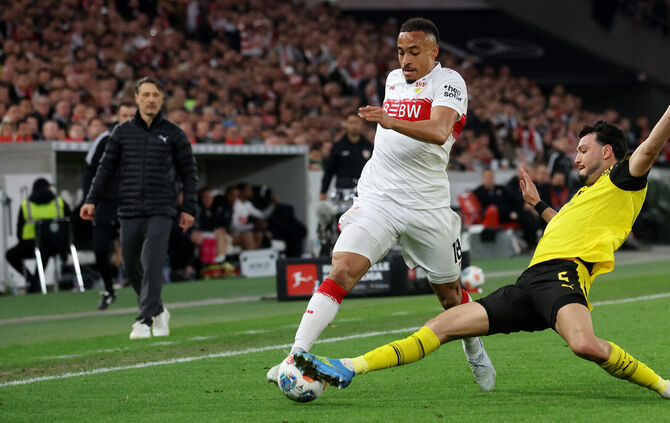 Jamie Leweling und Rami Bensebaini im April 2026: Auch im jüngsten Duell zwischen dem VfB und Dortmund ging es ordentlich zur Sa