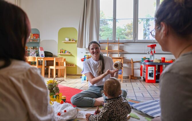 Mütter im Stillcafé: Verena Hauck zeigt an einer gehäkelten Brust, wie ein Baby beim Stillen eigentlich saugt.
