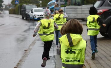 Gemeinsam und zu Fuß soll es zur Schule gehen.