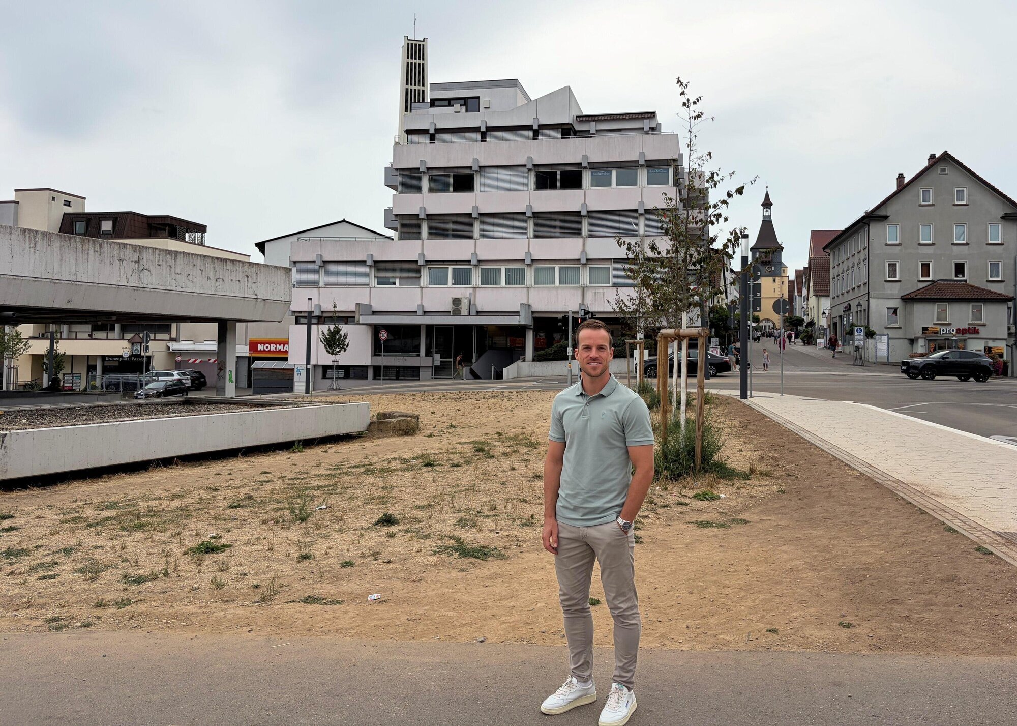 Kronenplatz Winnenden with drugstore and café: 