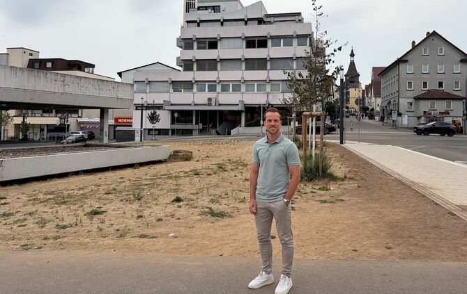 Timm Hettich am Kronenplatz. Im Hintergrund die Marktstraße samt Torturm.